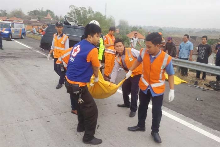 Empat Korban Tewas Dalam Kecelakaan di Tol Sumo Dievakuasi Ke RSUD Kota Mojokerto Empat Korban Tewas Dalam Kecelakaan di Tol Sumo Dievakuasi Ke RSUD Kota Mojokerto