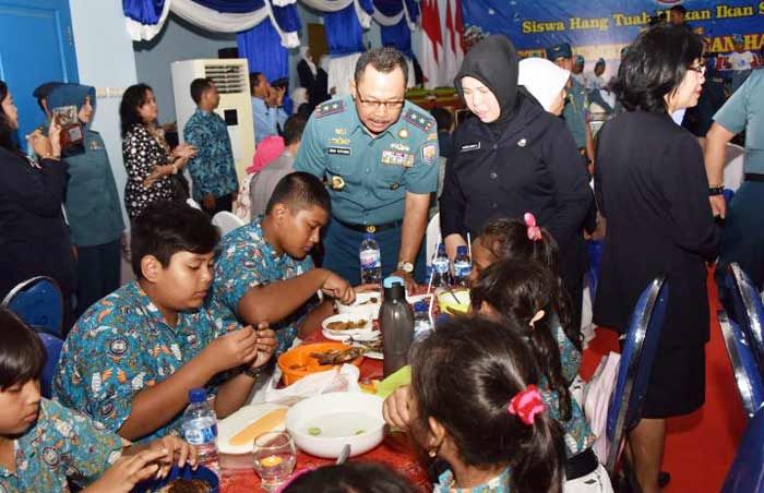 28.206 Siswa di Seluruh Indonesia Ikuti Makan Ikan Serentak