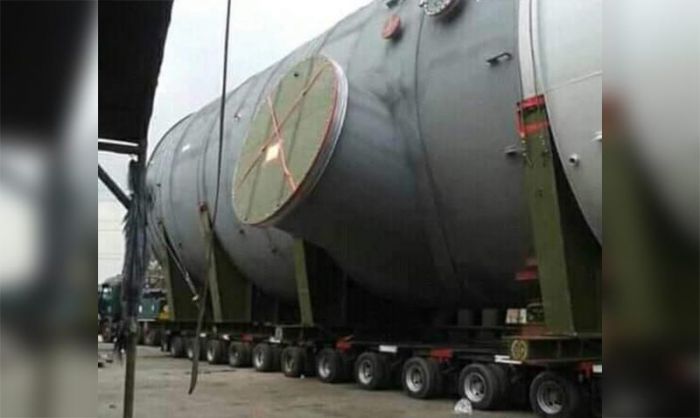 Terkendala Izin Melintas, Truk Trailer Pengangkut Absorber Masih Standby di Gresik Terkendala Izin Melintas, Truk Trailer Pengangkut Absorber Masih Standby di Gresik
