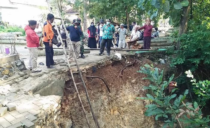 Dekat Pesantren Al-Faqih, Jalan Akses Dua Desa di Pamekasan Longsor Usai Diguyur Hujan Deras Dekat Pesantren Al-Faqih, Jalan Akses Dua Desa di Pamekasan Longsor Usai Diguyur Hujan Deras