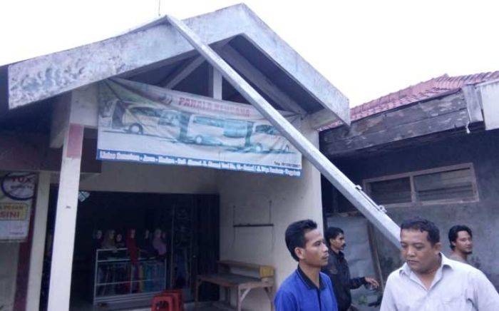 Disenggol Alat Berat Pertamina EP, Tiang PJU di Senori Roboh Timpa Rumah Warga Disenggol Alat Berat Pertamina EP, Tiang PJU di Senori Roboh Timpa Rumah Warga