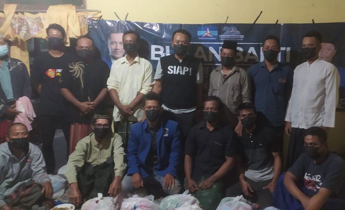 DPC Demokrat Lamongan Bagikan Sembako Kepada Warga DPC Demokrat Lamongan Bagikan Sembako Kepada Warga