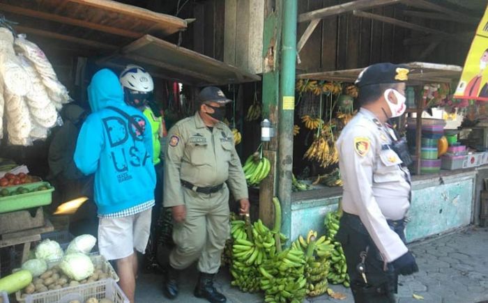 Sosialisasikan Inpres 6/2020, Tiga Pilar Kecamatan Tandes Blusukan ke Pasar-pasar Sosialisasikan Inpres 6/2020, Tiga Pilar Kecamatan Tandes Blusukan ke Pasar-pasar