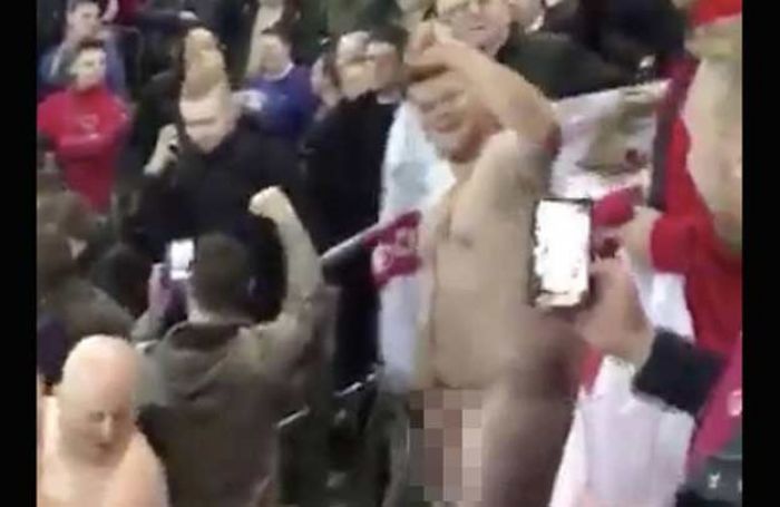 Ada Hooligan Telanjang Bulat Saat Pertandingan Uji Coba Inggris Vs Jerman Ada Hooligan Telanjang Bulat Saat Pertandingan Uji Coba Inggris Vs Jerman