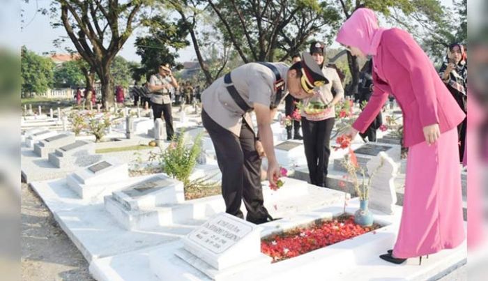 ​Hormati Jasa Pahlawan, Polresta Sidoarjo Gelar Tabur Bunga di TMP