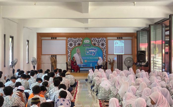 SMP Al Muslim Sidoarjo Gelar Talkshow Ajak Siswa Jaga Kesehatan Mata SMP Al Muslim Sidoarjo Gelar Talkshow Ajak Siswa Jaga Kesehatan Mata