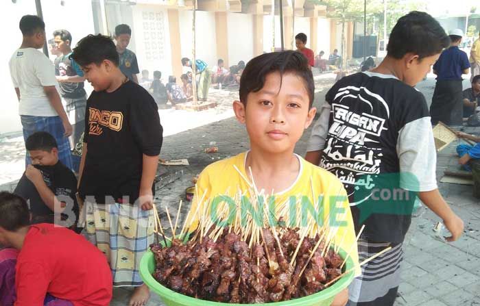 Santri Tebuireng Nyate Bareng, Asyik di Pondok Tak Perlu Pulang Kampung Santri Tebuireng Nyate Bareng, Asyik di Pondok Tak Perlu Pulang Kampung
