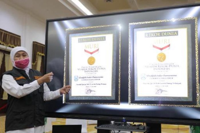 Khofifah Raih Dua Penghargaan MURI, Khotmil Qur’an Daring Terbanyak & Nuzulul Qur’an Daring Pertama Khofifah Raih Dua Penghargaan MURI, Khotmil Qur’an Daring Terbanyak & Nuzulul Qur’an Daring Pertama