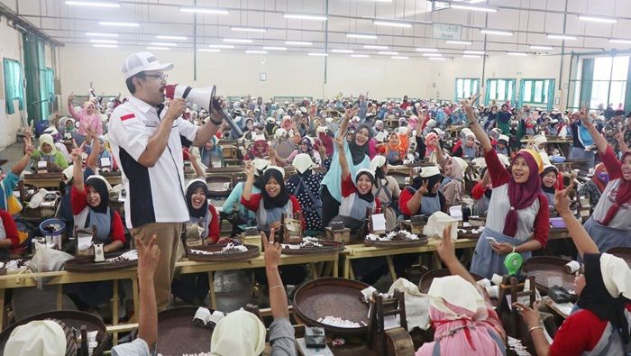 Kunjungi Pabrik Rokok di Bojonegoro, Gus Ipul Dorong Buruh Bisa Terdaftar BPJS Kunjungi Pabrik Rokok di Bojonegoro, Gus Ipul Dorong Buruh Bisa Terdaftar BPJS