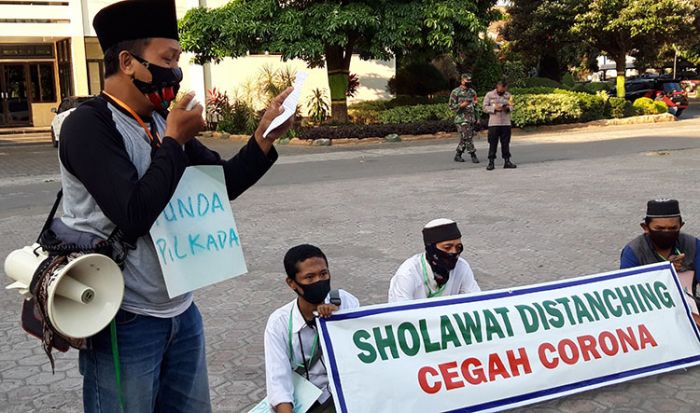 Lantunkan Selawat, Empat Sekawan di Kabupaten Kediri Demo Tuntut Tunda Pilkada Lantunkan Selawat, Empat Sekawan di Kabupaten Kediri Demo Tuntut Tunda Pilkada