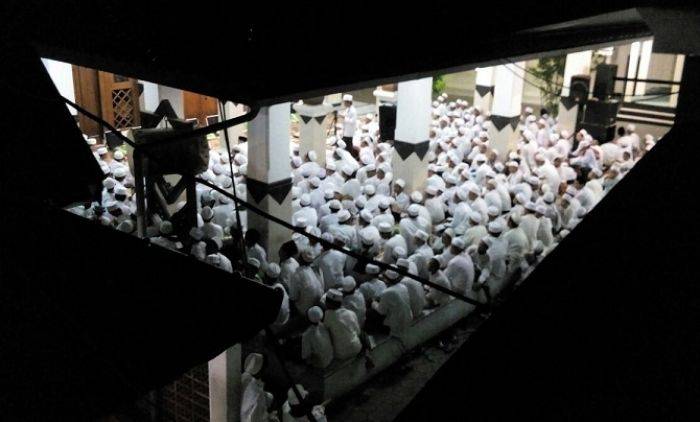 Ribuan Santri Langitan Tiap Hari Gelar Doa Bersama untuk Tujuh Santri yang Meninggal Ribuan Santri Langitan Tiap Hari Gelar Doa Bersama untuk Tujuh Santri yang Meninggal