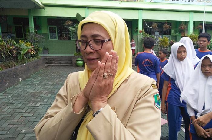 Wali Murid Ungkap Aksi Oknum Guru Cabul di SDN Malang, Dilakukan di Ruang UKS hingga di Lapangan Wali Murid Ungkap Aksi Oknum Guru Cabul di SDN Malang, Dilakukan di Ruang UKS hingga di Lapangan