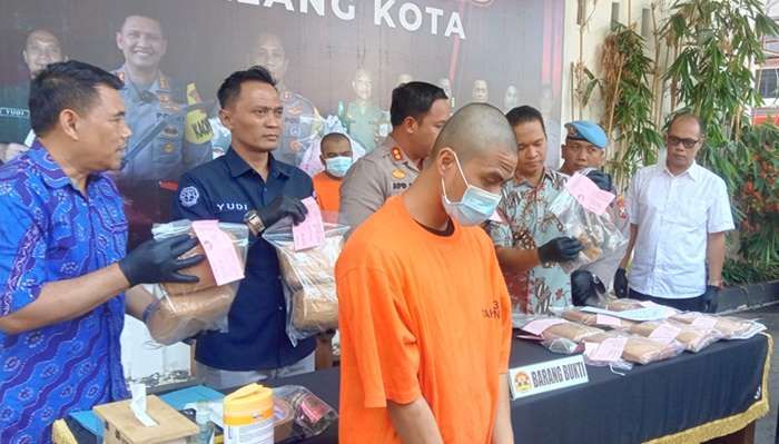 Kado Akhir Tahun, Satresnarkoba Polresta Malang Kota Ungkap Peredaran Ganja dan Sabu 11,1 Kg Kado Akhir Tahun, Satresnarkoba Polresta Malang Kota Ungkap Peredaran Ganja dan Sabu 11,1 Kg
