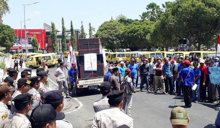Ratusan Sopir Angkot di Jember Mogok Tuntut Angkutan Online Ditutup Ratusan Sopir Angkot di Jember Mogok Tuntut Angkutan Online Ditutup