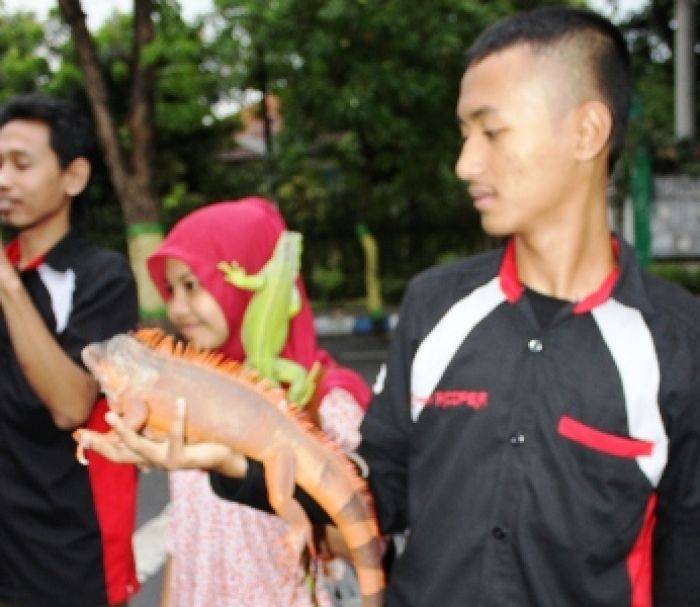 Komunitas Pecinta Reptil Jombang Bagikan Takjil 