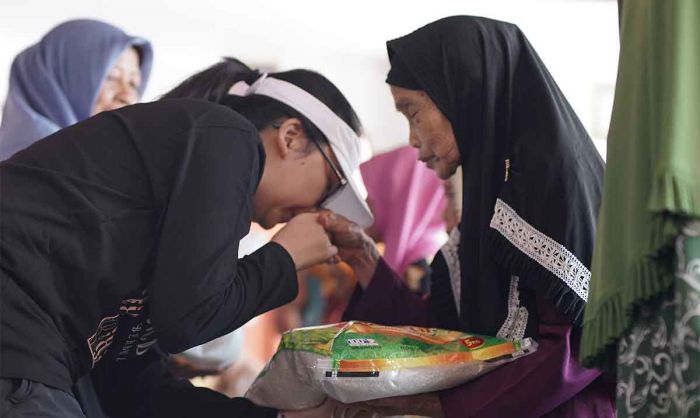 Jelang Idulfitri 1445 H, Ketua TP PKK Kabupaten Kediri Pimpin Penyaluran Paket Sembako untuk Lansia Jelang Idulfitri 1445 H, Ketua TP PKK Kabupaten Kediri Pimpin Penyaluran Paket Sembako untuk Lansia