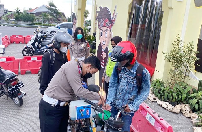 Pos Pelayanan Taman Dayu Pandaan Berikan BBM Gratis kepada Pemudik