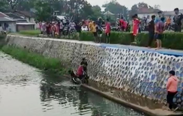 Tak Ada Pagar Pembatas, Dua Pengendara Motor Nyungsep di Sungai Amsterdam Tak Ada Pagar Pembatas, Dua Pengendara Motor Nyungsep di Sungai Amsterdam