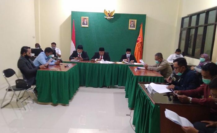 APK Belum Klir, Paslon Nomor Urut 2 Sengketakan ke Bawaslu Surabaya APK Belum Klir, Paslon Nomor Urut 2 Sengketakan ke Bawaslu Surabaya