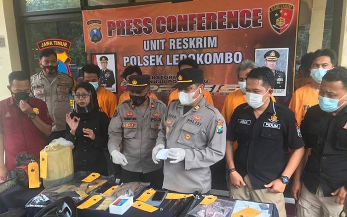 Dipaksa Berbuat Mesum Sambil Direkam, Dua Sejoli di Desa Sumbersalak Jember Diambil HP-nya Dipaksa Berbuat Mesum Sambil Direkam, Dua Sejoli di Desa Sumbersalak Jember Diambil HP-nya