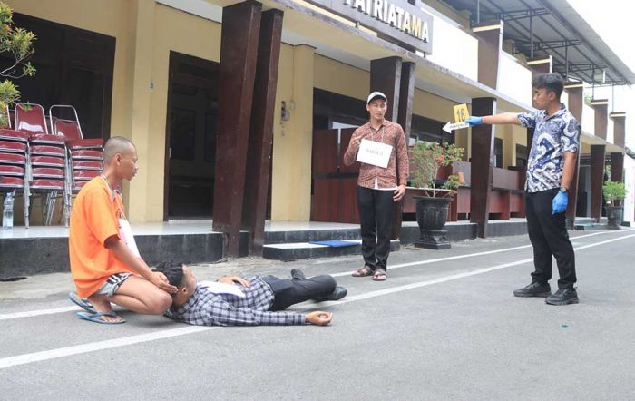 Ustad Pelempar Kayu Berpaku yang Tewaskan Santri Jadi Tersangka, Polisi Lakukan Rekonstruksi Ustad Pelempar Kayu Berpaku yang Tewaskan Santri Jadi Tersangka, Polisi Lakukan Rekonstruksi