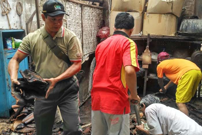 Atap Rapuh, Dapur Rumah Milik Guru GTT di Tanjungsari Pacitan Ambruk Atap Rapuh, Dapur Rumah Milik Guru GTT di Tanjungsari Pacitan Ambruk