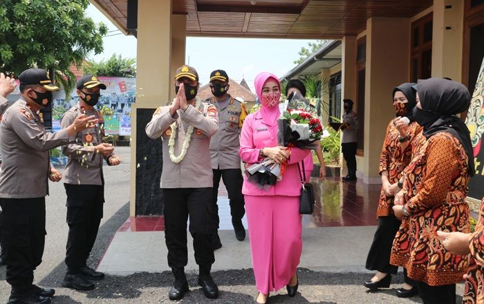 Kapolres Ngawi Berganti, Haru Biru Iringi Pelepasan AKBP Dicky Ario Yustisianto Kapolres Ngawi Berganti, Haru Biru Iringi Pelepasan AKBP Dicky Ario Yustisianto