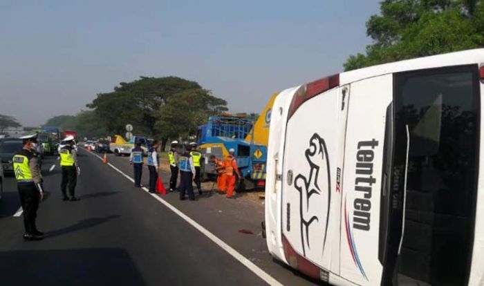 Melintas di Bahu Jalan, Bus Tentrem Kecelakaan di Tol Sidoarjo Melintas di Bahu Jalan, Bus Tentrem Kecelakaan di Tol Sidoarjo