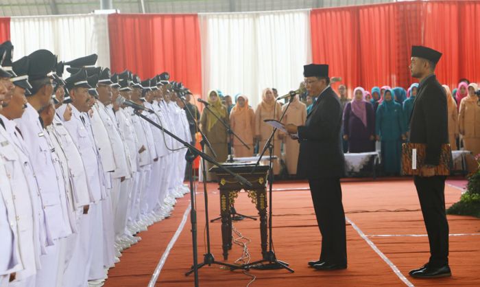 Bupati Sambari Lantik 264 Kades Hasil Pilkades Serentak Bupati Sambari Lantik 264 Kades Hasil Pilkades Serentak