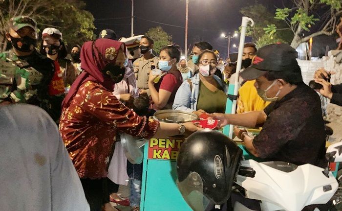 Naik Truk Bersama Kapolres dan Dandim, Ning Ita Sisir Warga Tak Bermasker