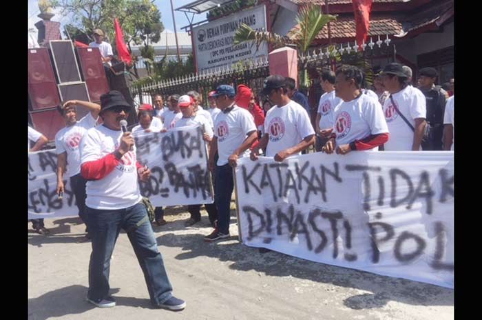 Tuntut Ganti Pengurus, Puluhan Massa PAC PDI Perjuangan Kediri Segel Kantor DPC