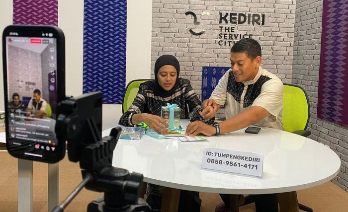 Bantu Pemasaran, Wali Kota Kediri dan Ketua TP PKK Review Jajan Riyoyo Bantu Pemasaran, Wali Kota Kediri dan Ketua TP PKK Review Jajan Riyoyo