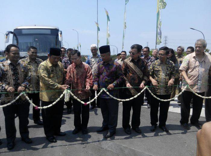 Jalan Tembus Masjid Al Akbar Diharapkan Bisa Kurangi Kemacetan Bundaran Waru Jalan Tembus Masjid Al Akbar Diharapkan Bisa Kurangi Kemacetan Bundaran Waru