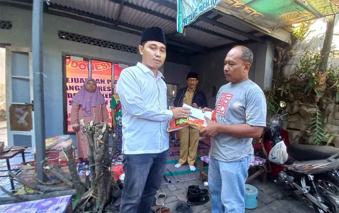Gus Barra Kunjungi Rumah Korban Kebakaran di Desa Sidomulyo Gus Barra Kunjungi Rumah Korban Kebakaran di Desa Sidomulyo