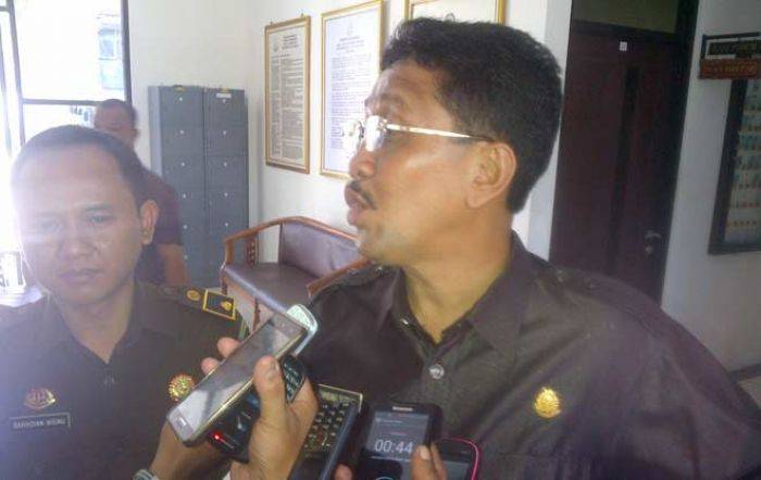 Kejari Sumenep Tahan Kades Guluk-guluk, Selewengkan Bantuan Beras Raskin Kejari Sumenep Tahan Kades Guluk-guluk, Selewengkan Bantuan Beras Raskin