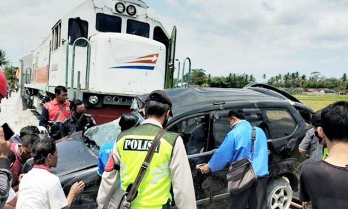 Xenia Diseruduk Kereta Api di Malang, 1 Tewas, 6 Luka Berat Xenia Diseruduk Kereta Api di Malang, 1 Tewas, 6 Luka Berat