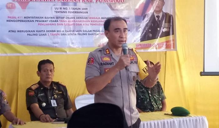Kapolres Ponorogo Sosialisasikan Larangan Penerbangan Balon Udara Kapolres Ponorogo Sosialisasikan Larangan Penerbangan Balon Udara