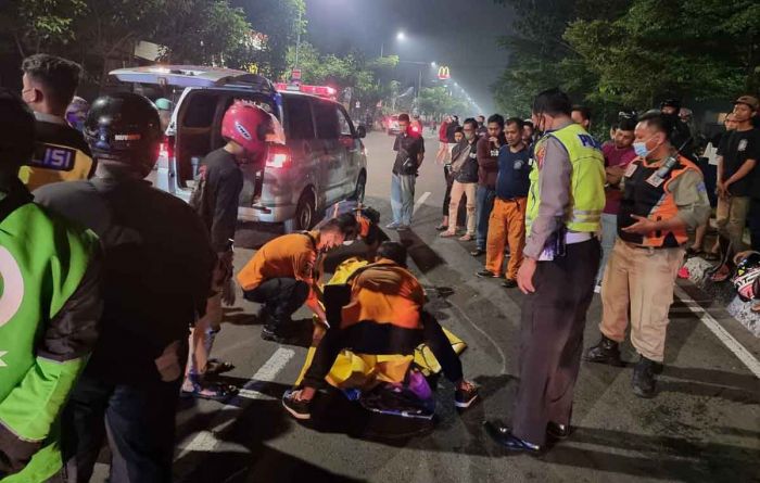 Pemotor di Surabaya Tewas Usai Tabrak Truk di Jalan Manyar Kertoarjo Pemotor di Surabaya Tewas Usai Tabrak Truk di Jalan Manyar Kertoarjo