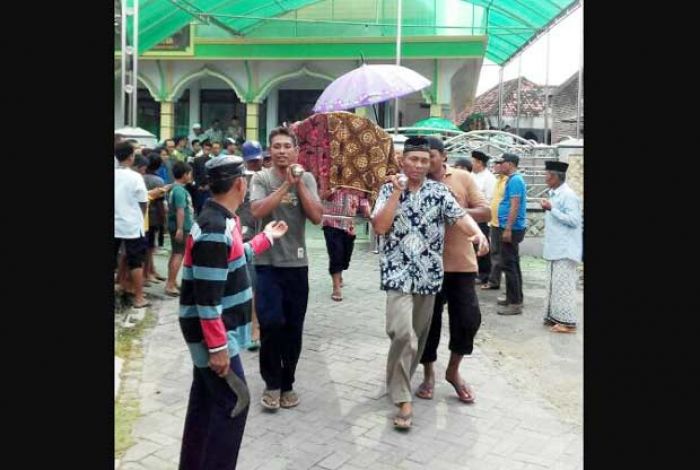 Disambut Isak Tangis, Dua Jenazah Korban Perahu Tenggelam di Wringinanom Dimakamkam