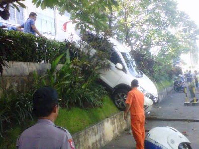 Salah Injak Pedal, CRV Nyungsep dari Ketinggian 3 Meter Salah Injak Pedal, CRV Nyungsep dari Ketinggian 3 Meter