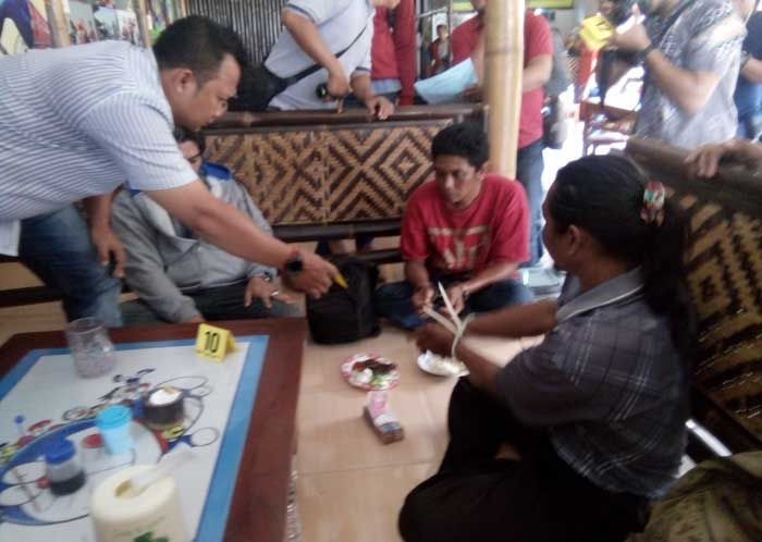 Peras Kades Tambakmenjangan Rp 25 Juta, Dua Anggota LSM Diringkus Polisi Peras Kades Tambakmenjangan Rp 25 Juta, Dua Anggota LSM Diringkus Polisi