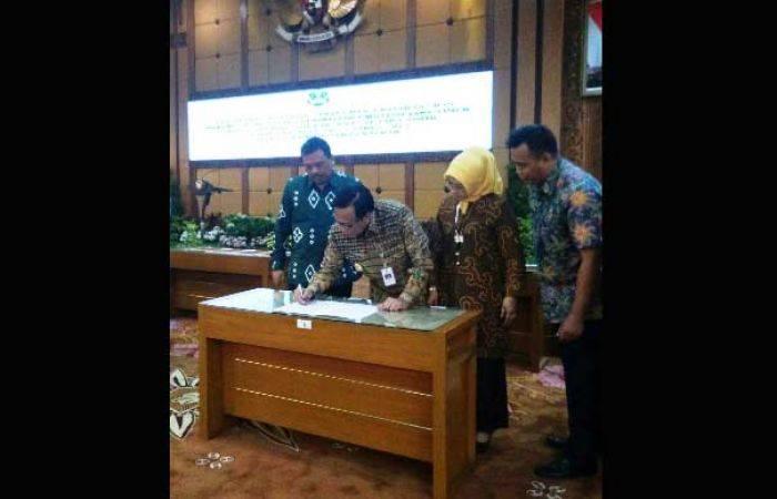 Pemkab Gresik Resmi Serahkan Pengelolaan SLTA ke Provinsi Jatim