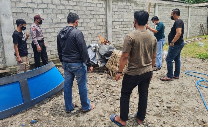 Diduga Bocor, Para Penjudi Sabung Ayam di Kediri Berhasil Kabur, Sarana Perjudian Dibakar Polisi