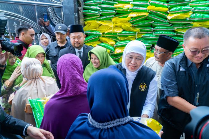 Bupati Gresik Dampingi Gubernur Khofifah Tinjau Gelaran Pasar Murah di Desa Banjarsari