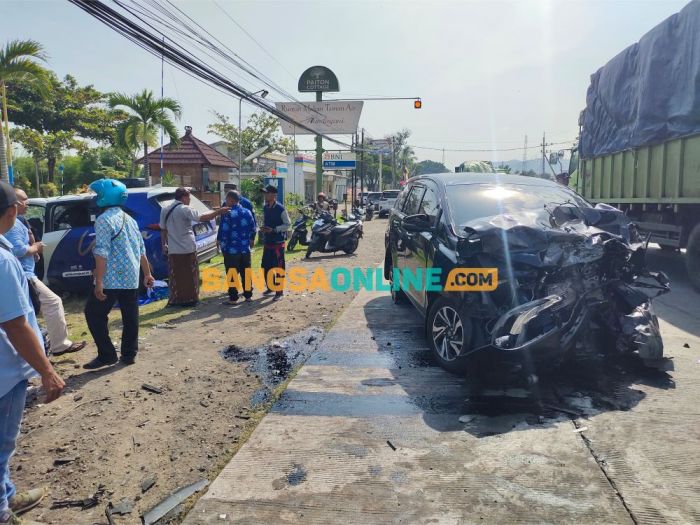 Adu Banteng 2 Innova di Paiton Probolinggo, 1 Tewas dan 9 Luka
