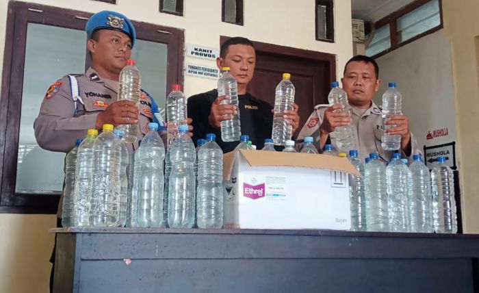 Operasi Pekat, Polsek Ngancar Amankan 35 Botol Arak Jowo Operasi Pekat, Polsek Ngancar Amankan 35 Botol Arak Jowo