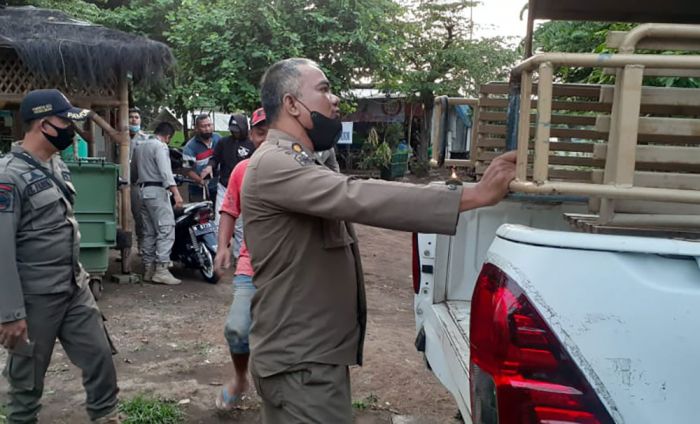 Gerebek Pesta Miras di Sumber Sentong, Satpol PP Kota Probolinggo Amankan 4 Pemuda Gerebek Pesta Miras di Sumber Sentong, Satpol PP Kota Probolinggo Amankan 4 Pemuda