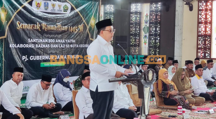 Pj Gubernur Jatim Safari Ramadan di Kota Kediri, Beri Santunan Anak Yatim dan Gelar Pasar Murah