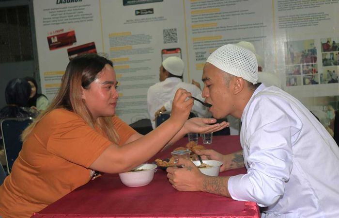 Begini Suasana Haru Buka Bersama Warga Binaan Lapas Pemuda Madiun dengan Keluarga