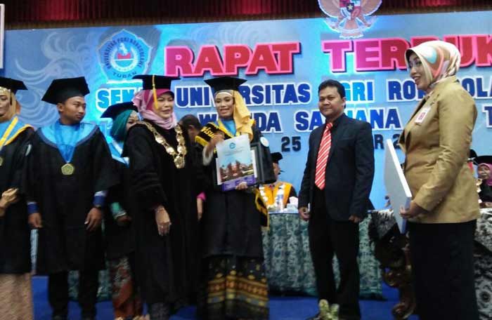 Wisuda 1.409 Mahasiswa, Dikti: Unirow Sudah Sehat Wisuda 1.409 Mahasiswa, Dikti: Unirow Sudah Sehat